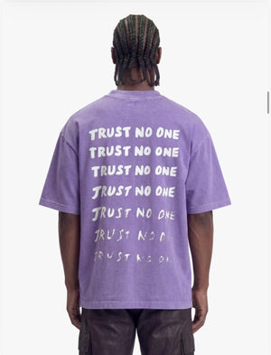 t-shirt trust no one repeat violet
