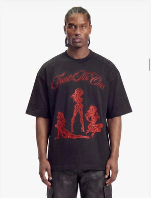 t-shirt trust no one girl black