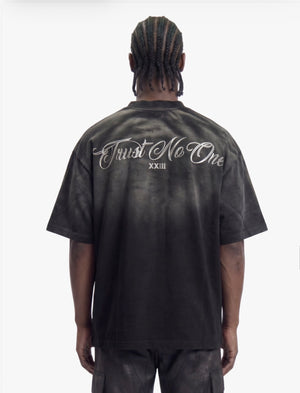 t-shirt trust no one washed black